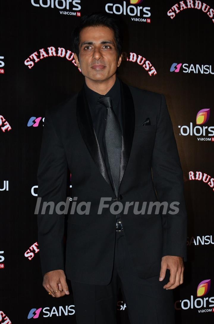 Sonu Sood poses for the media at Sansui Stardust Awards Red Carpet