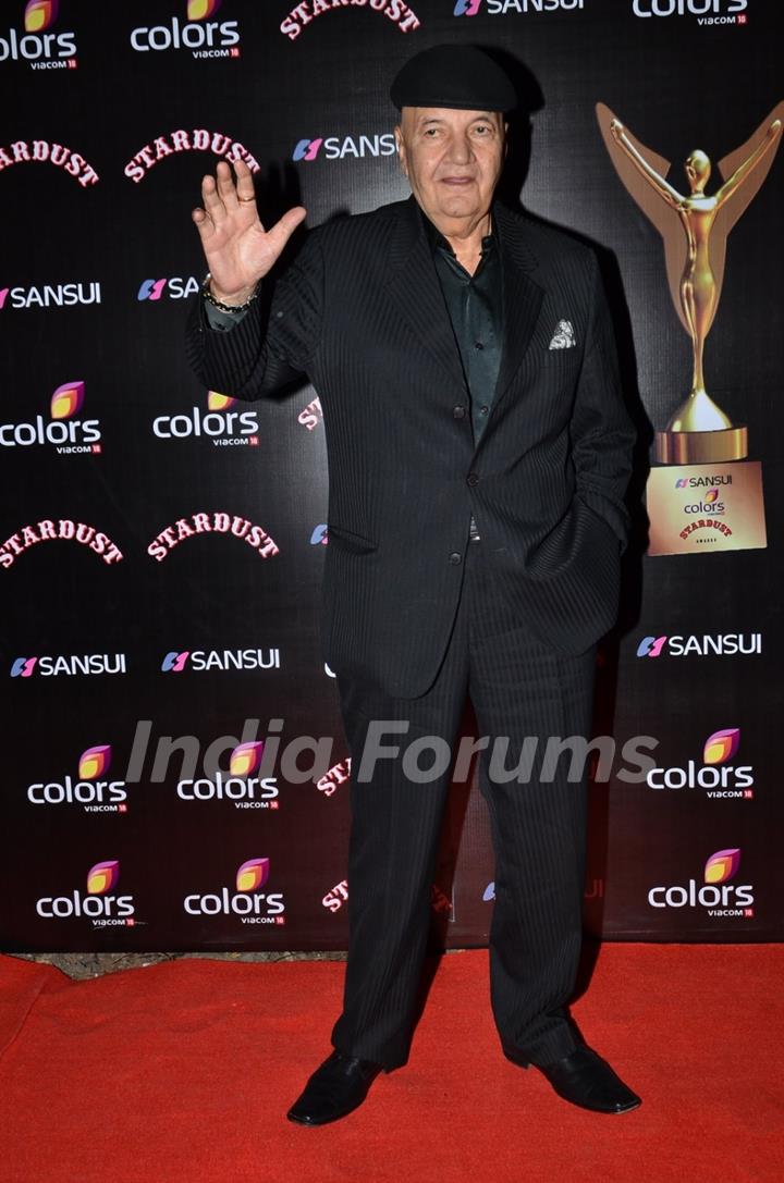 Prem Chopra poses for the media at Sansui Stardust Awards Red Carpet