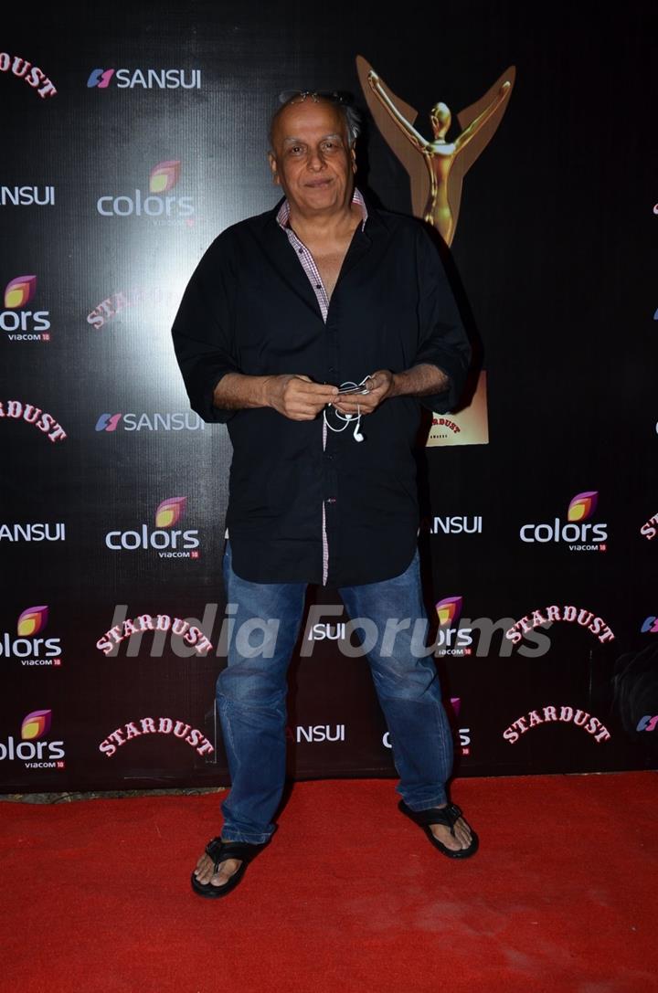 Mahesh Bhatt poses for the media at Sansui Stardust Awards Red Carpet