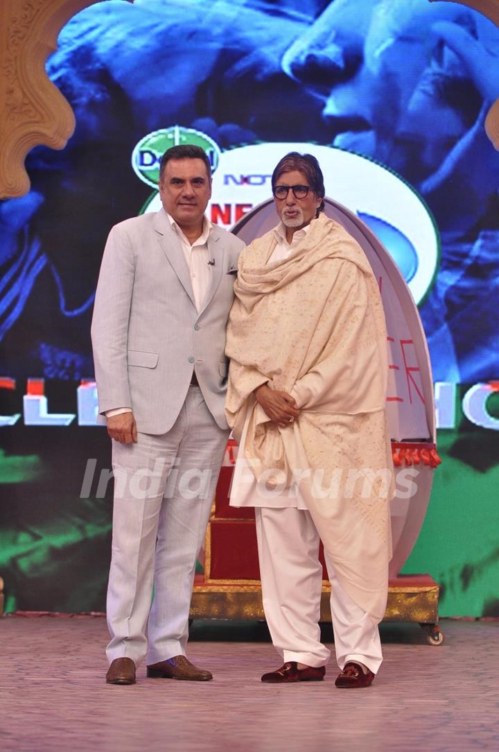 Boman Irani poses with Amitabh Bachchan at the NDTV Cleanathon