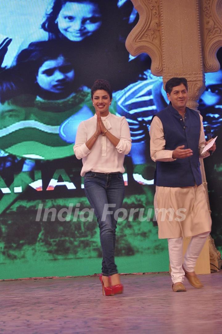 Priyanka Chopra greets the audience at the NDTV Cleanathon Hosted by Amitabh Bachchan