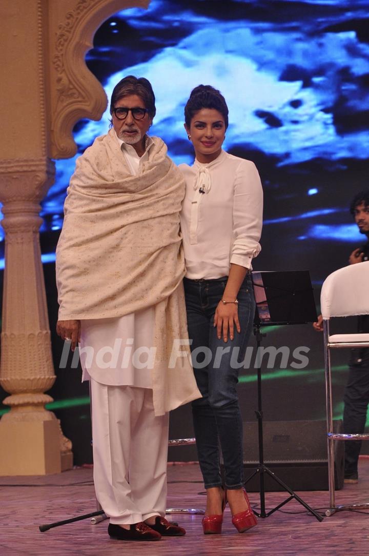 Priyanka Chopra poses with Amitabh Bachchan at the NDTV Cleanathon