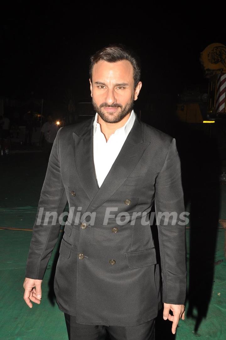 Saif Ali Khan poses for the media at Sansui Stardust Awards Red Carpet