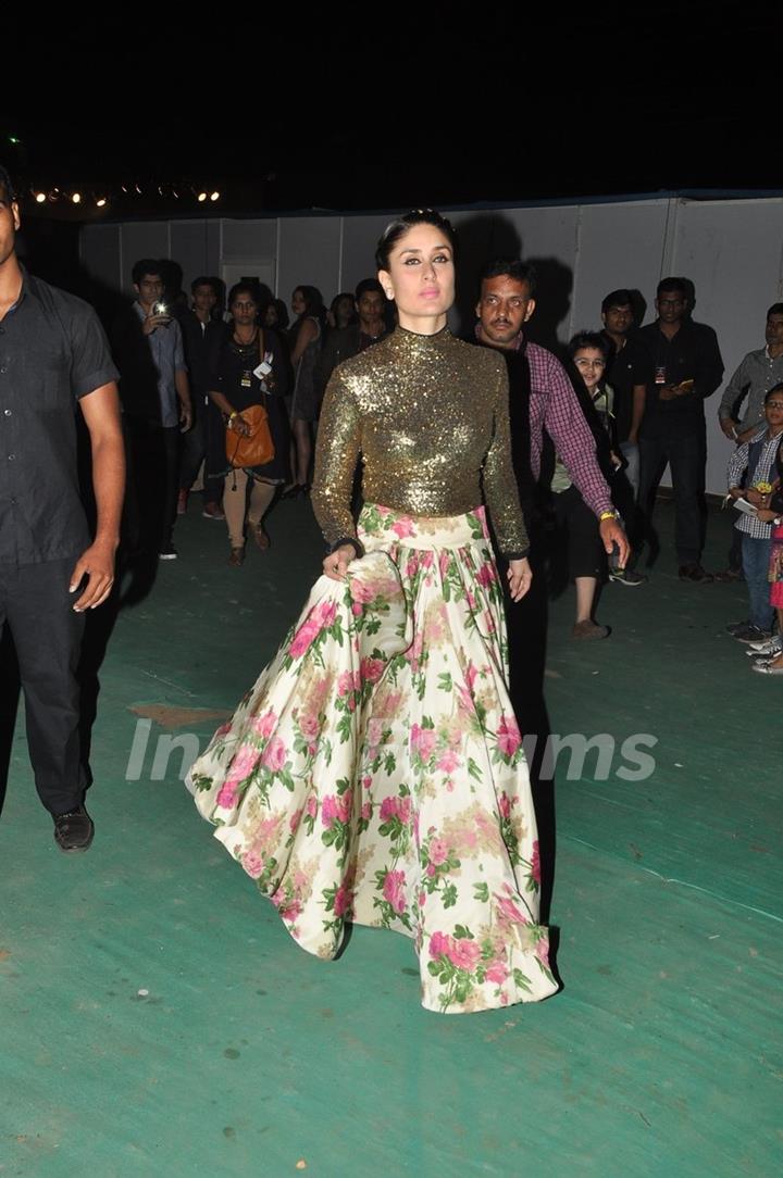 Kareena Kapoor was snapepd at Sansui Stardust Awards Red Carpet