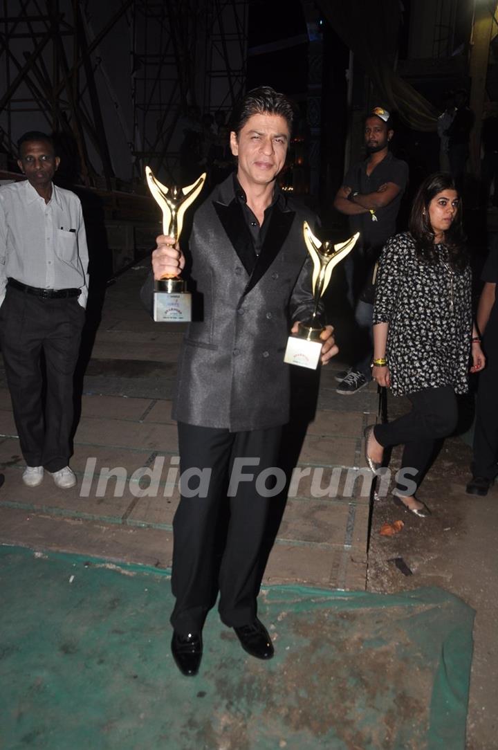 Shah Rukh Khan poses with his awards at Sansui Stardust Awards Red Carpet