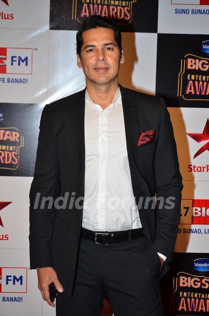 Dino Morea poses for the media at Big Star Entertainment Awards 2014