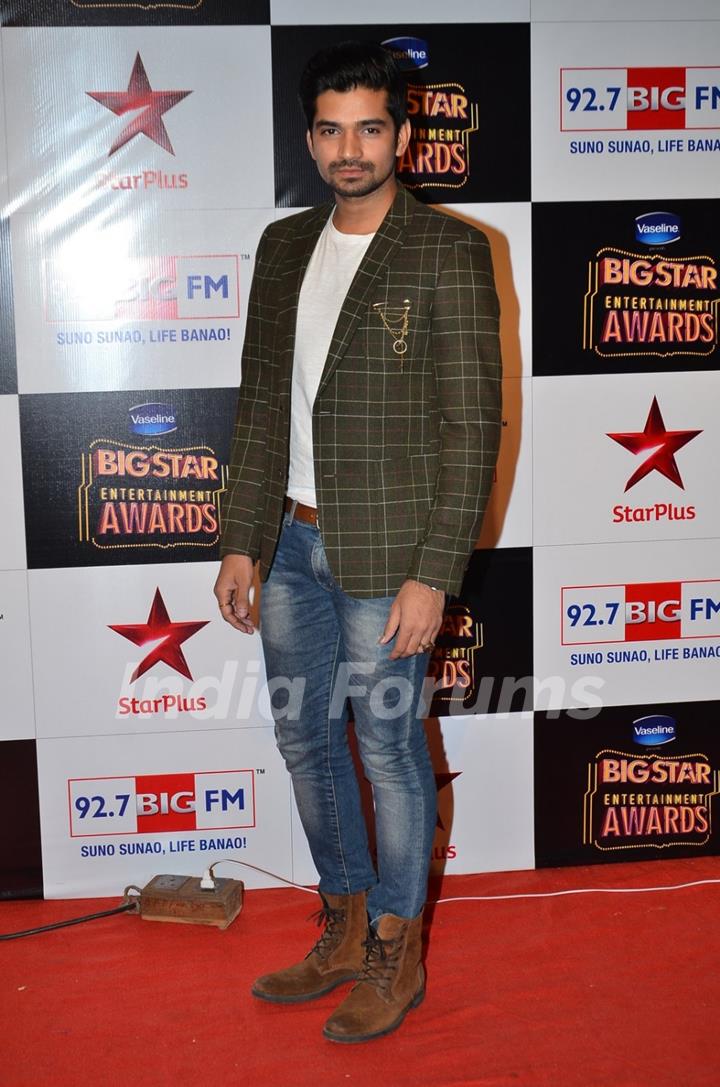 Vishal Singh poses for the media at Big Star Entertainment Awards 2014