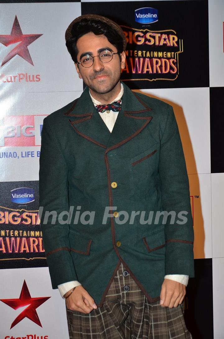 Ayushmann Khurrana poses for the media at Big Star Entertainment Awards 2014