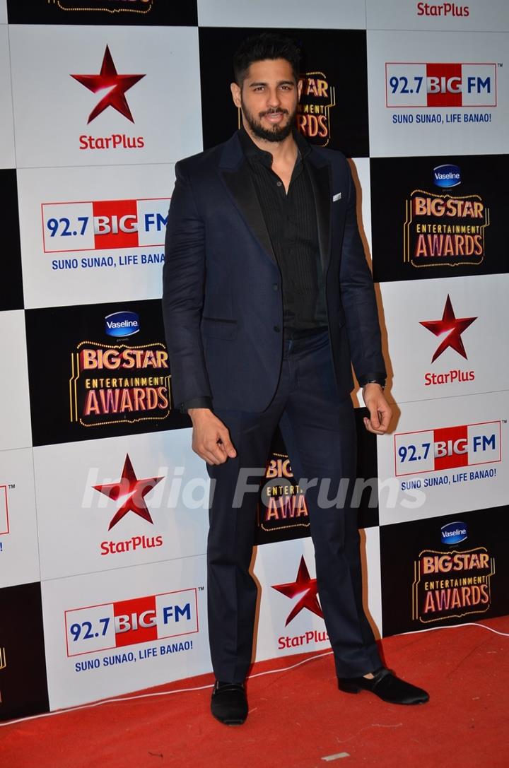 Sidharth Malhotra poses for the media at Big Star Entertainment Awards 2014