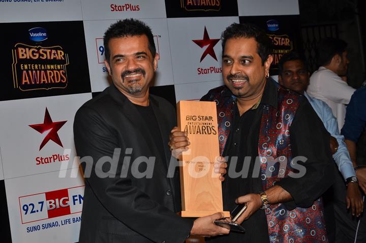 Shankar Mahadevan and Ehsaan Noorani pose with their Award at Big Star Entertainment Awards 2014