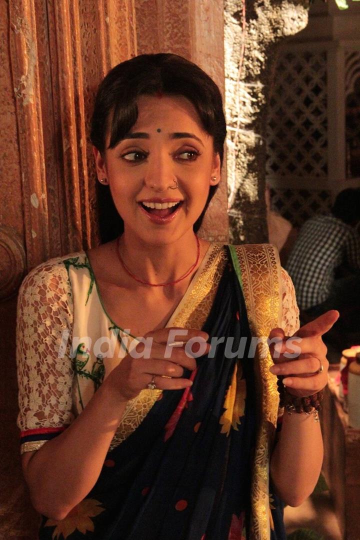 Sanaya on Rangrasiya Set