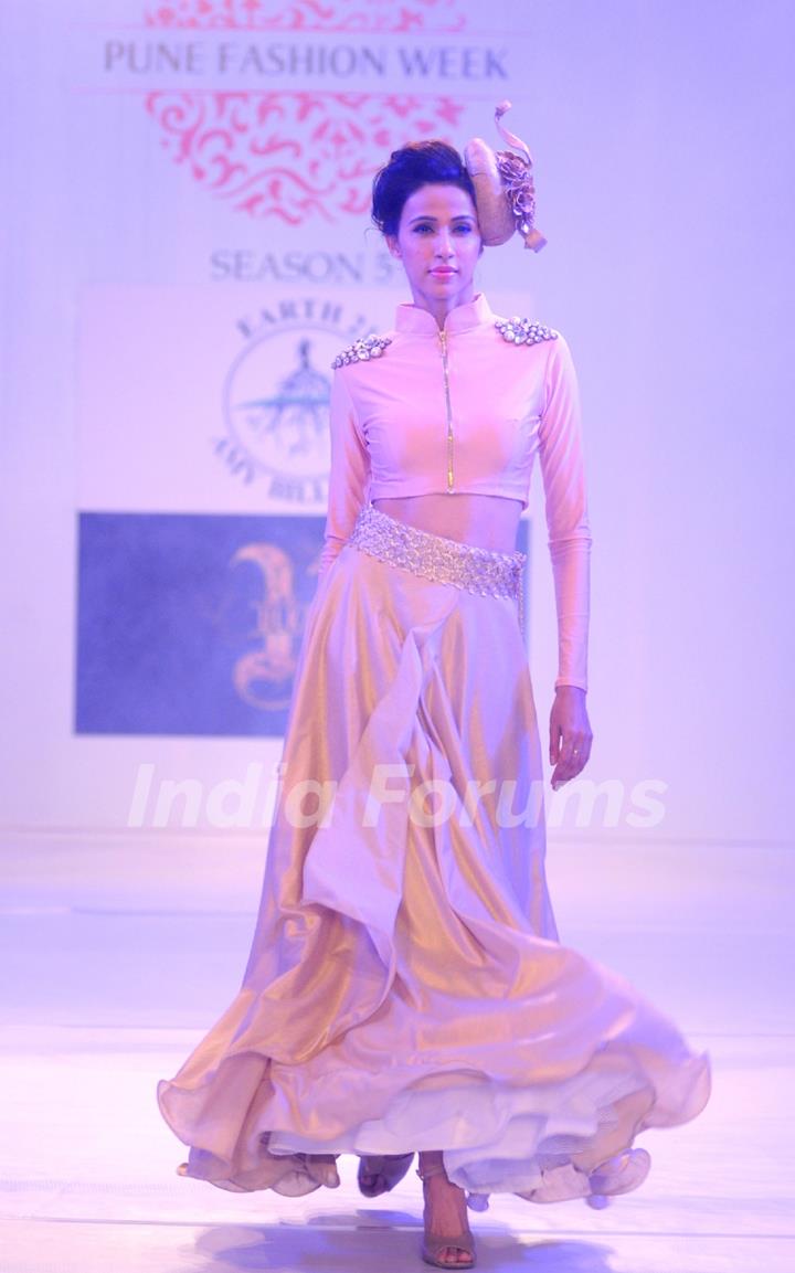 Alica Raut walks the ramp at Pune Fashion Week 2014