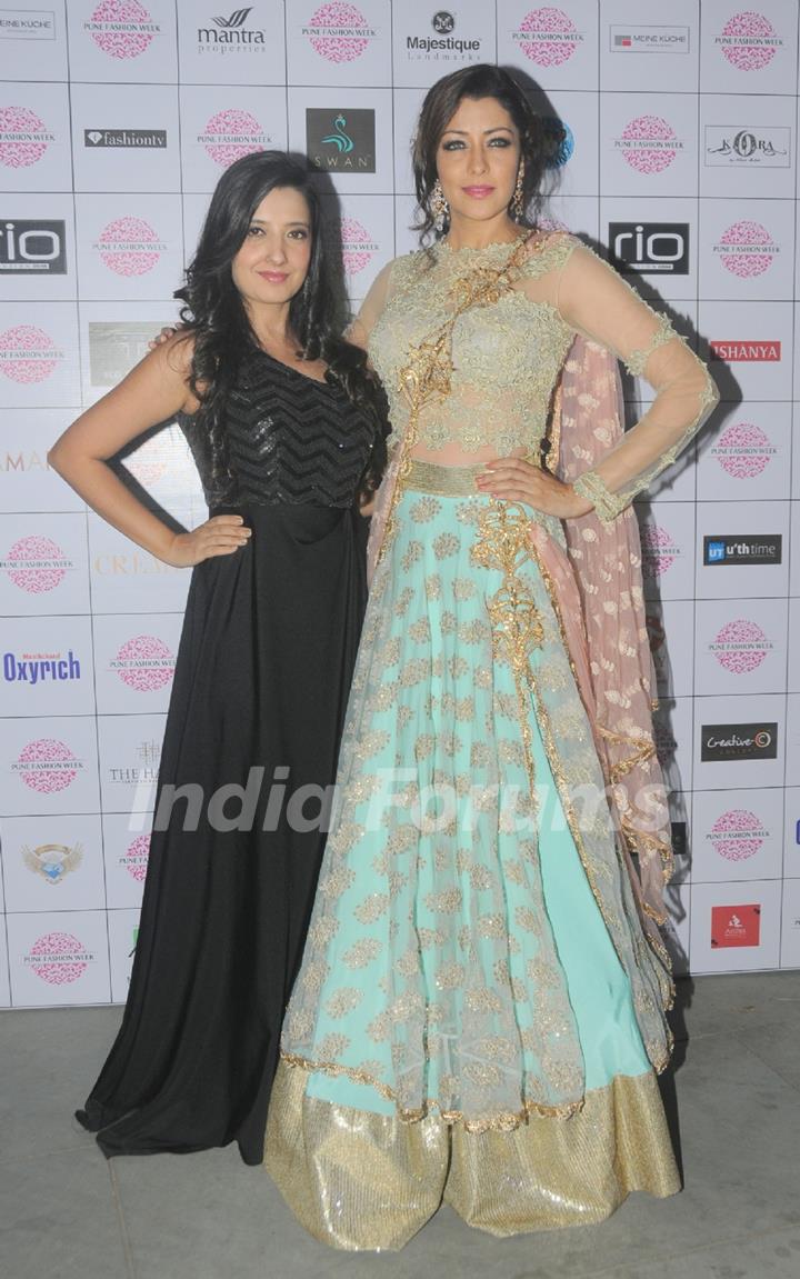 Aditi Gowitrikar poses with Amy Billimoria at Pune Fashion Week 2014