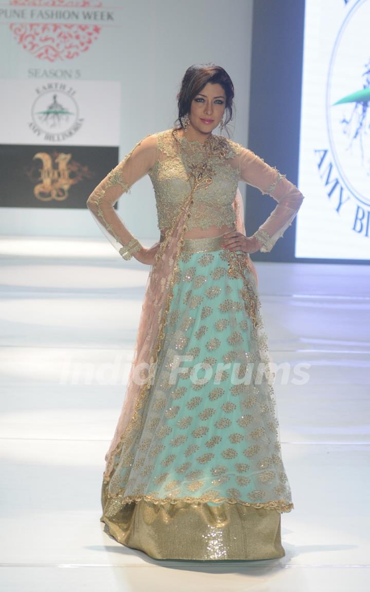 Aditi Gowitrikar walks the ramp at Pune Fashion Week 2014