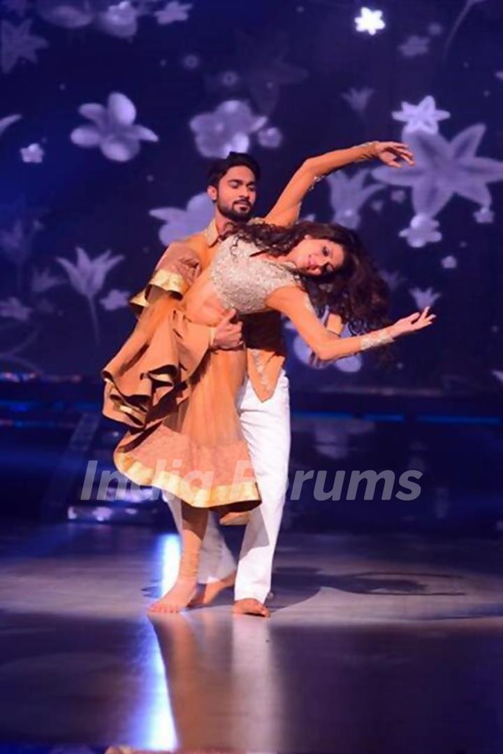 Drashti Dhami & Salman Yusuf Khan Perform at Jhalak Dikhhlaa Jaa