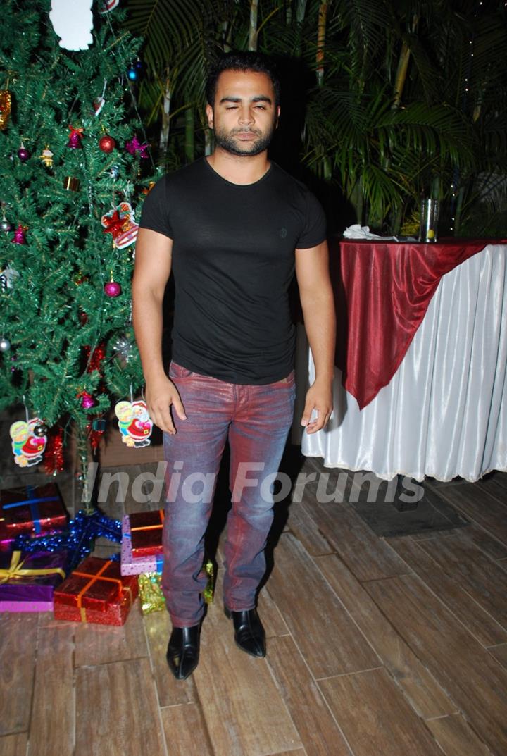 Sachin Joshi at Karanvir And Teejay's House Warming Party