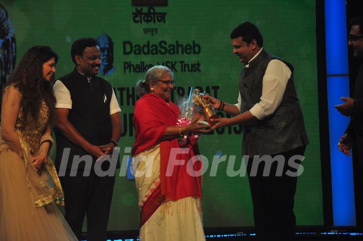 A Senior Actress receives an award at Dadasaheb Phalke Marathi Awards