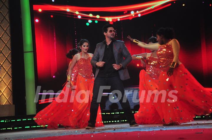 Swapnil Joshi performs at Dadasaheb Phalke Marathi Awards