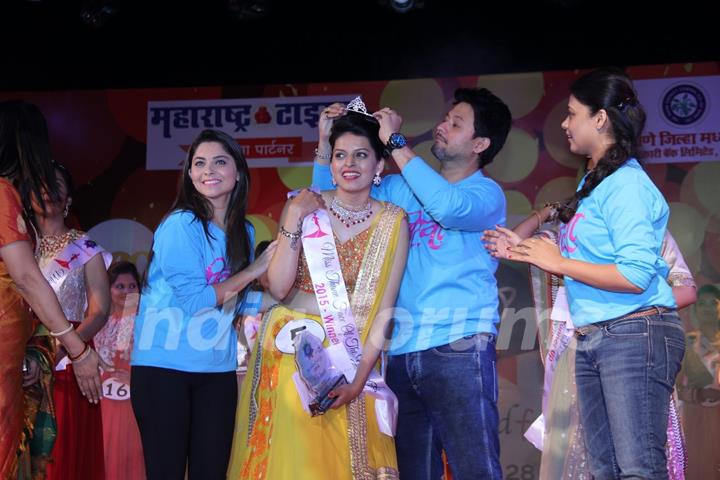 Swapnil Joshi crowns the winner during the Promotions of Mitwaa