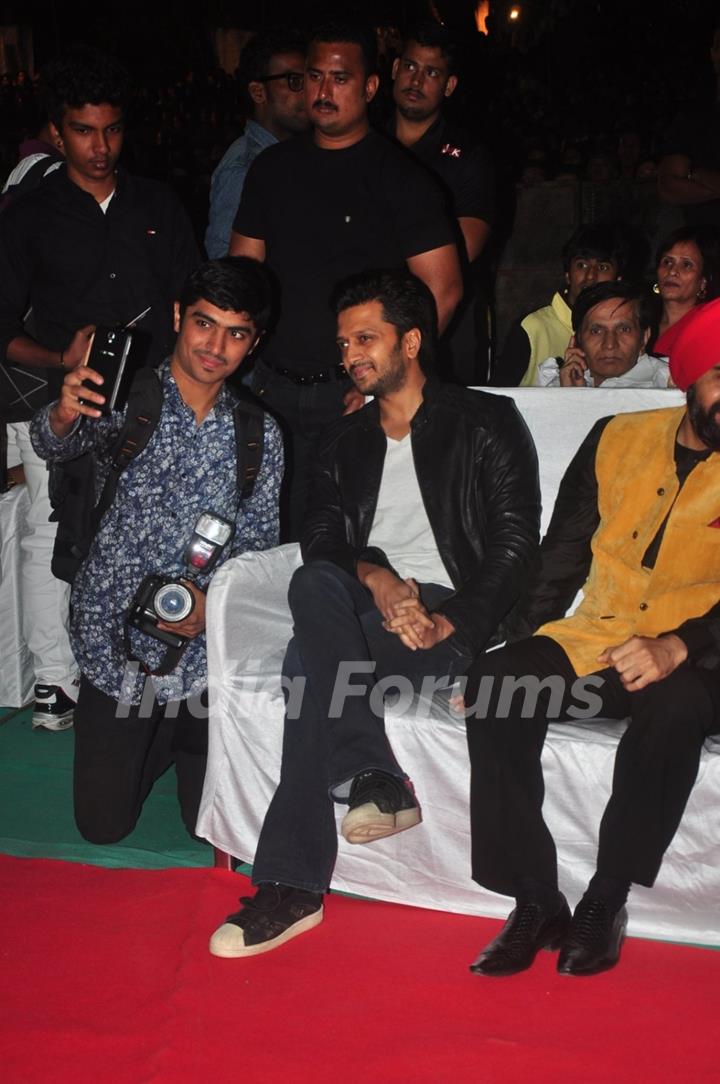 Riteish Deshmukh clicks a selfie with a fan at Mulund Fest