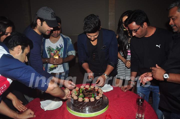 Ravi Dubey cutting his Birthday Cake