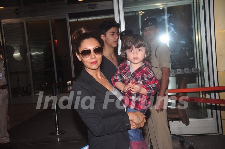 Gauri Khan poses for the media with her son AbRam at Airport