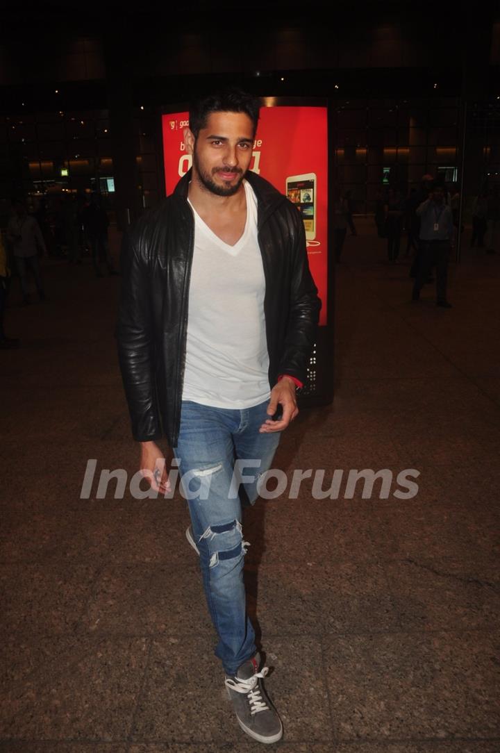 Sidharth Malhotra poses for the media at Airport