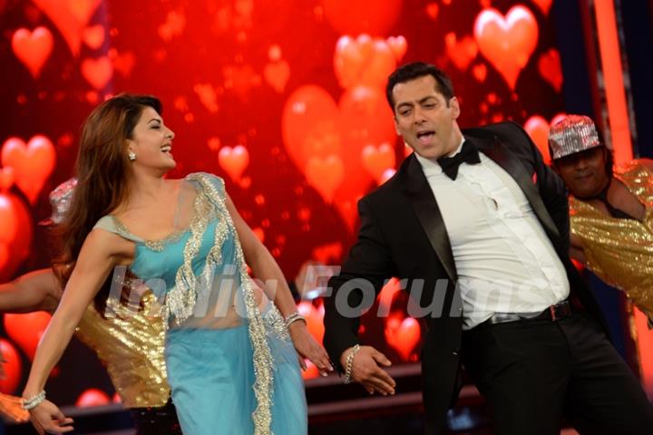 Jacqueline Fernandes shakes a leg with Salman Khan on Bigg Boss 8
