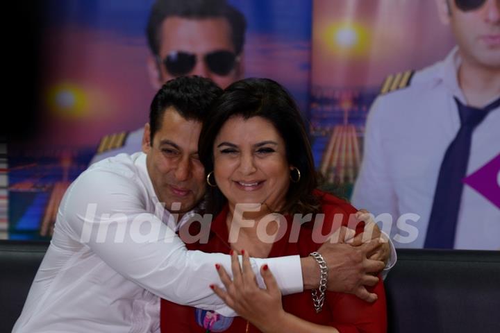 Salman Khan gives Farah Khan a hug in Bigg Boss 8