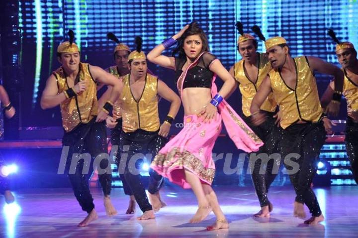 Drashti Dhami performing on halkat jawani song in JDJ