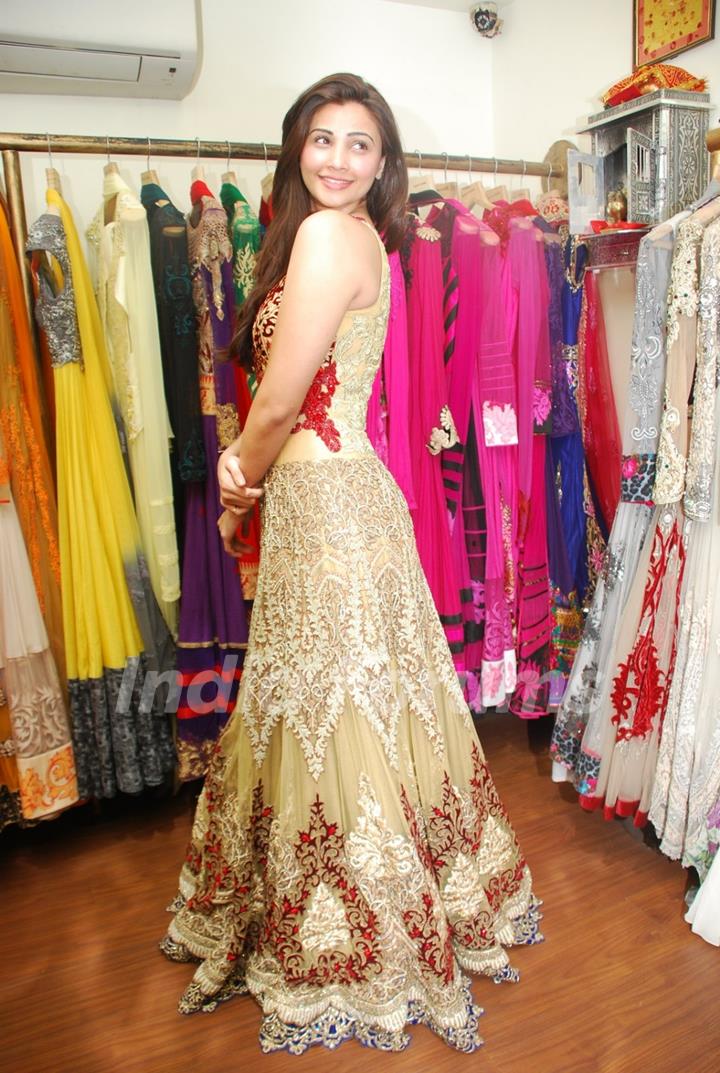 Daisy Shah showcases Rohhit Verma's New Collection