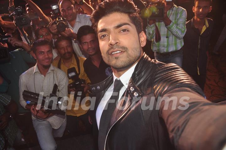 Gurmeet Choudhary clicks a selfie with photographers at the Music Launch of Khamoshiyan