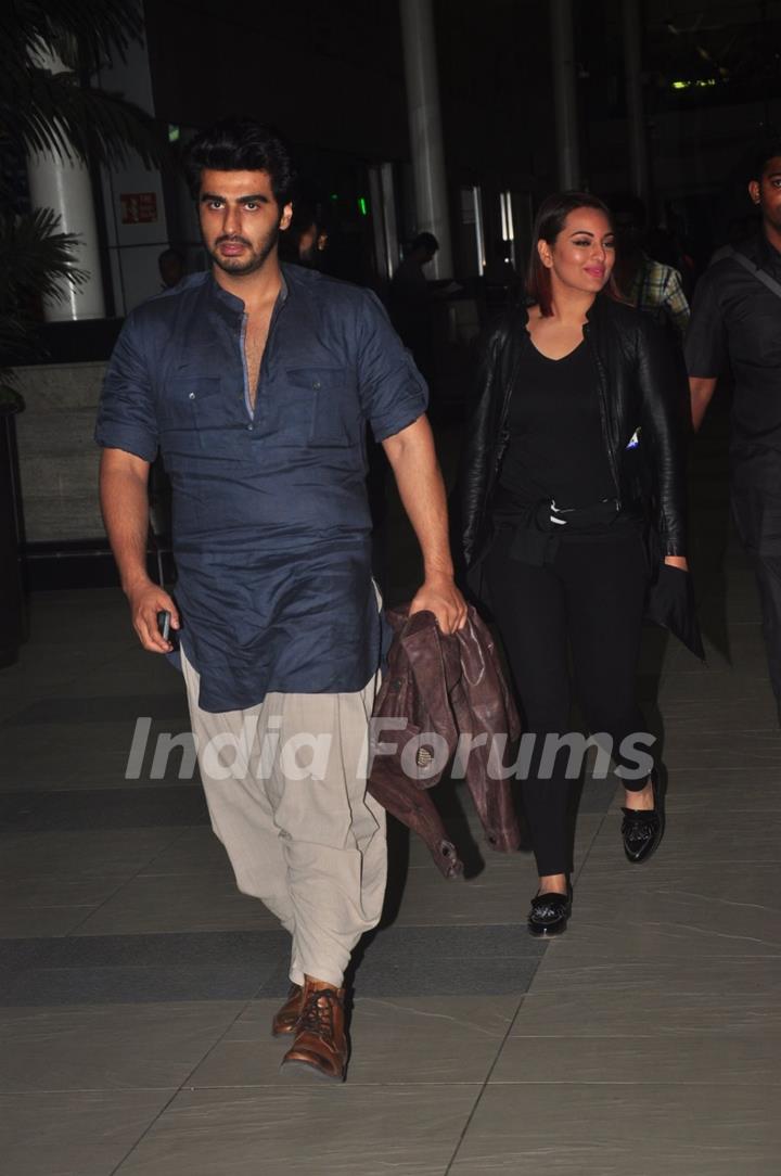 Arjun Kapoor and Sonakshi Sinha were Snapped at Airport while returning from Delhi Promotions