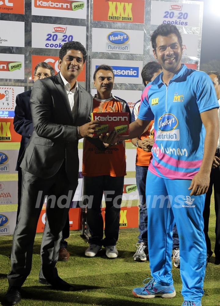 Shabbir Ahluwalia felicitated at the CCL Match Between Mumbai Heroes and Veer Maratha