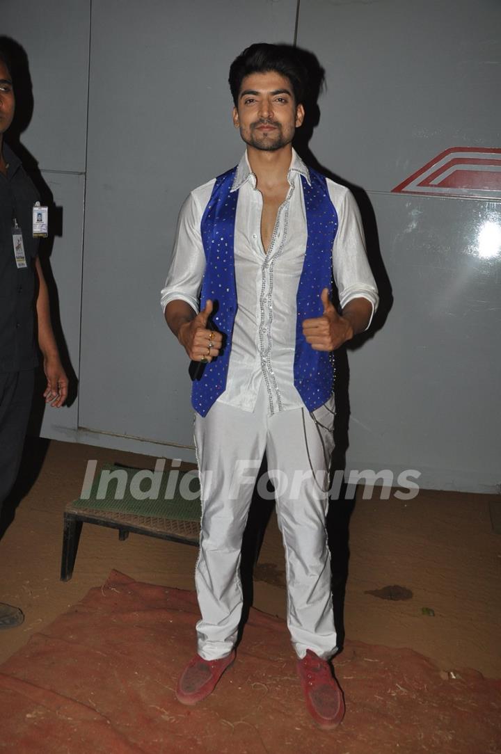 Gurmeet Choudhary poses for the media at Umang Police Show