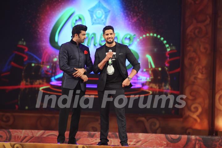 Manish Paul interacts with Sidharth Malhotra at Umang Police Show