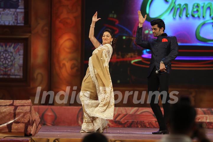 Madhuri Dixit Nene shakes a leg with Manish Paul at Umang Police Show