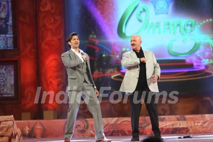 Hrithik Roshan shakes a leg with Father Rakesh Roshan at Umang Police Show