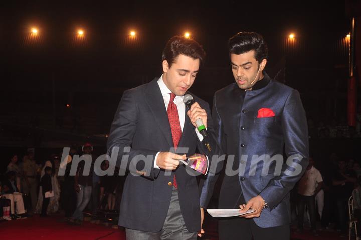 Imran Khan and Manish Paul were snapped interacting at Umang Police Show