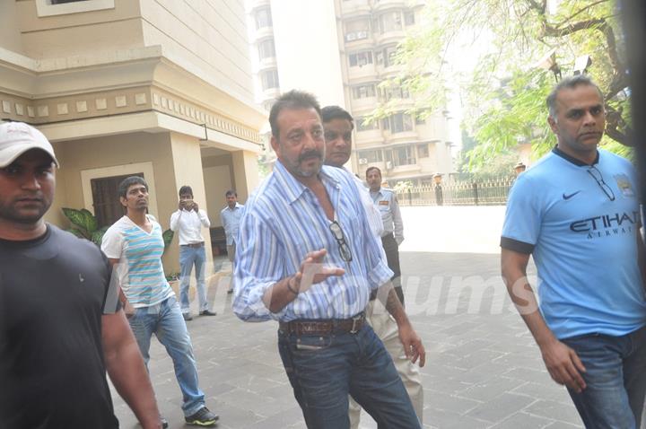 Sanjay Dutt waves to the fans while Leaving for Yerwada Jail