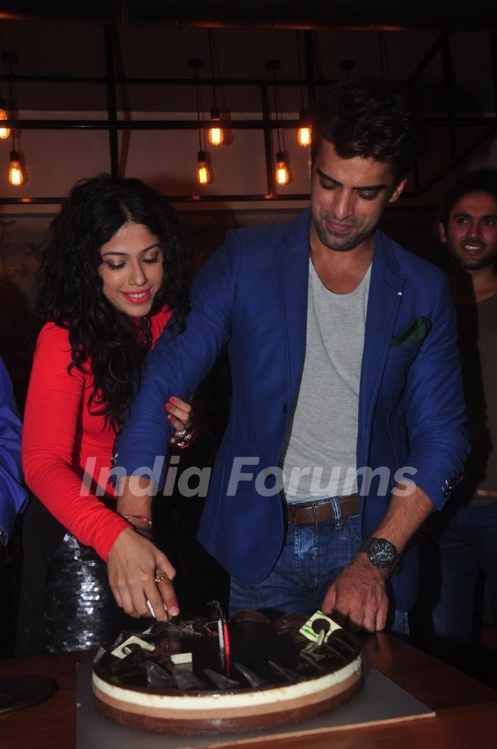 Mohit Malik cuts his Birthday Cake