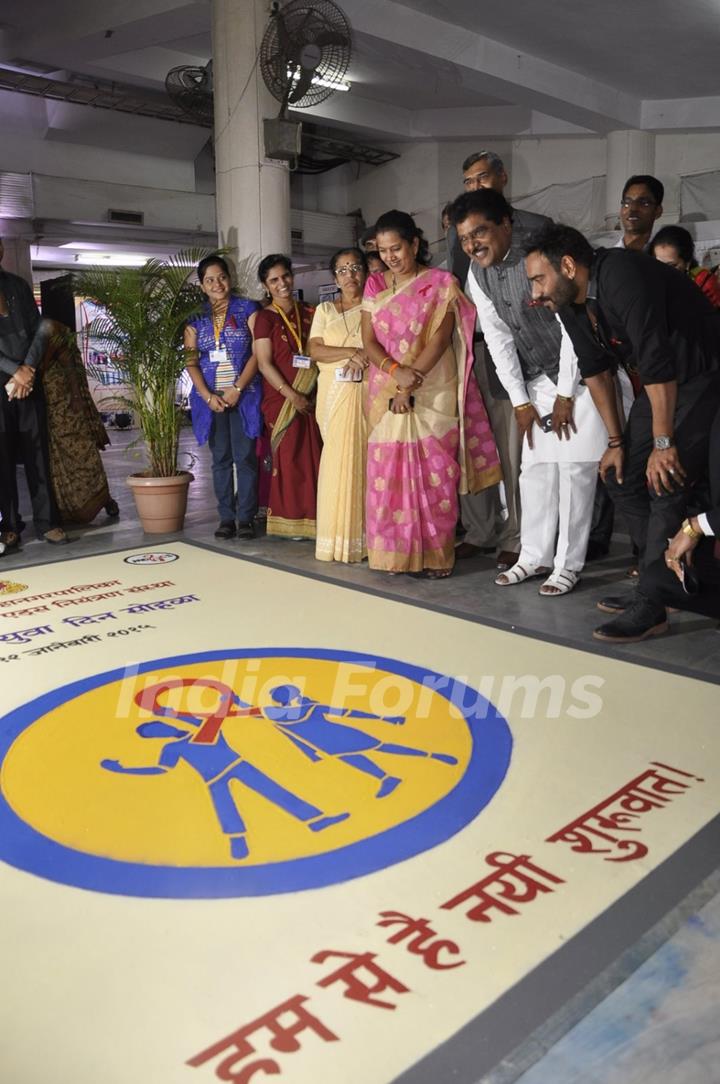 Ajay Devgn checks out the poster at National Youth Day Event