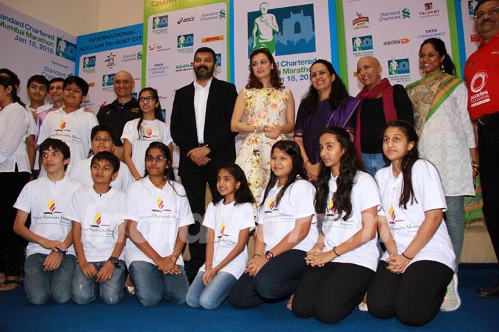 Dia Mirza poses with members at Swades NGO for SCMM Marathon