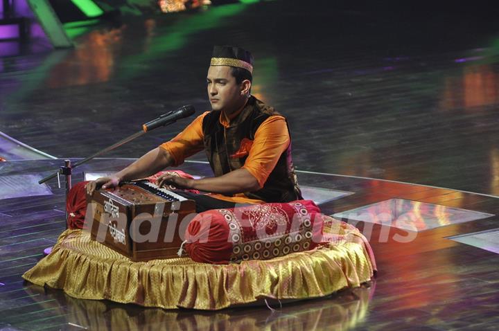 Aditya Narayan performs at the Promotions of Hawaizaada on Sa Re Ga Ma Pa Li'l Champs 5