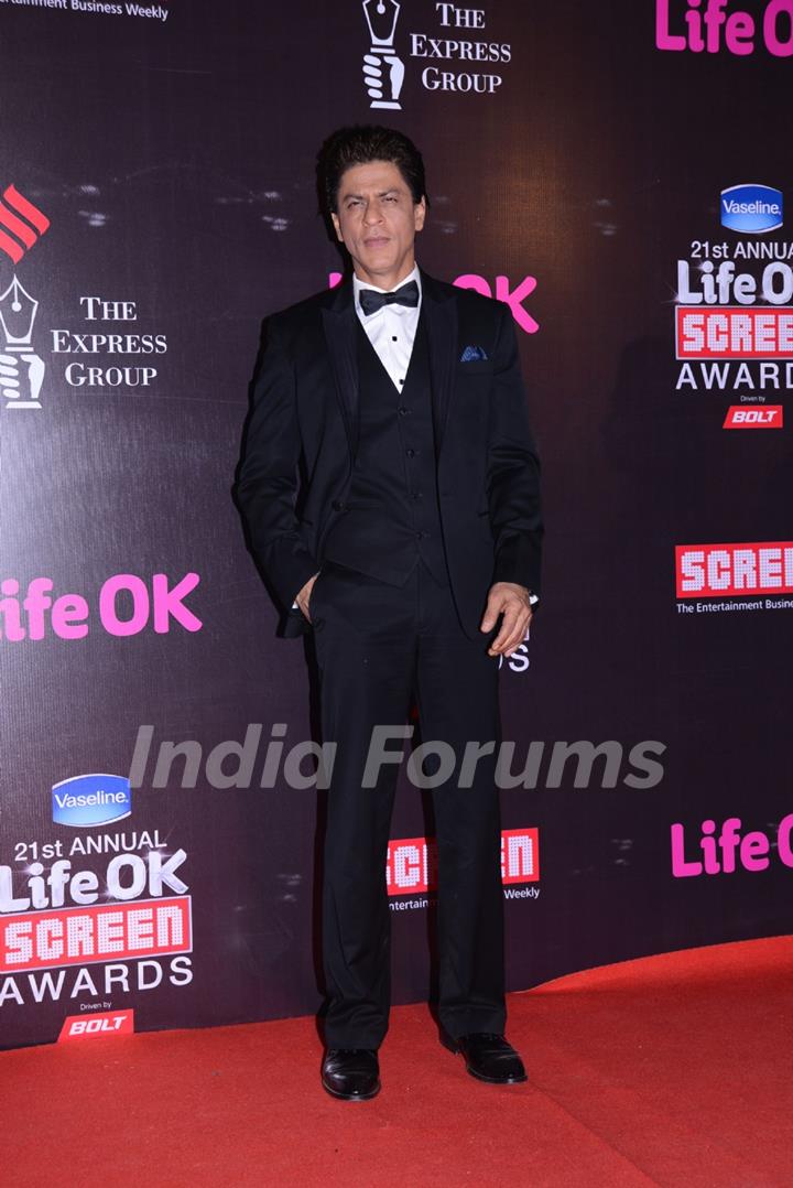 Shah Rukh Khan poses for the media at 21st Annual Life OK Screen Awards Red Carpet