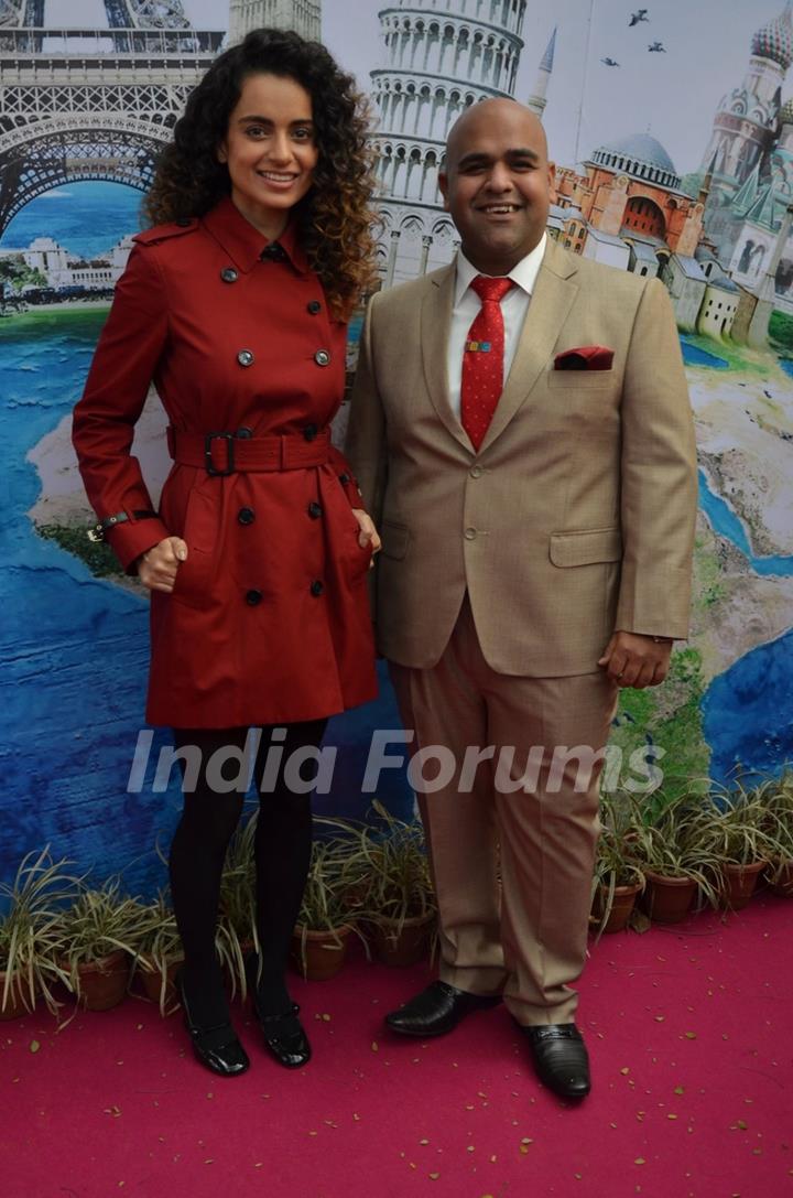 Kangana Ranaut poses with a guest at ITT Travel Exhibition