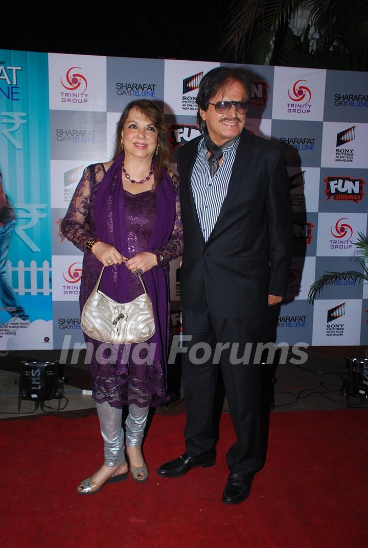 Sanjay Khan and Zarina Khan pose for the media at the Premier of Sharafat Gayi Tel Lene