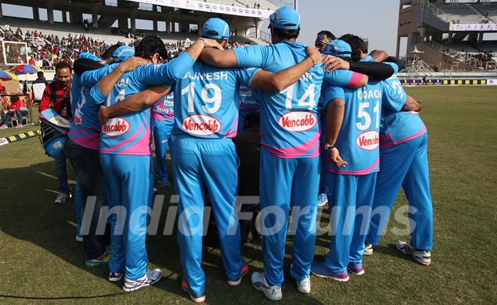 Team members having team discussion during Mumbai Heroes Vs Kerala Strikers Match