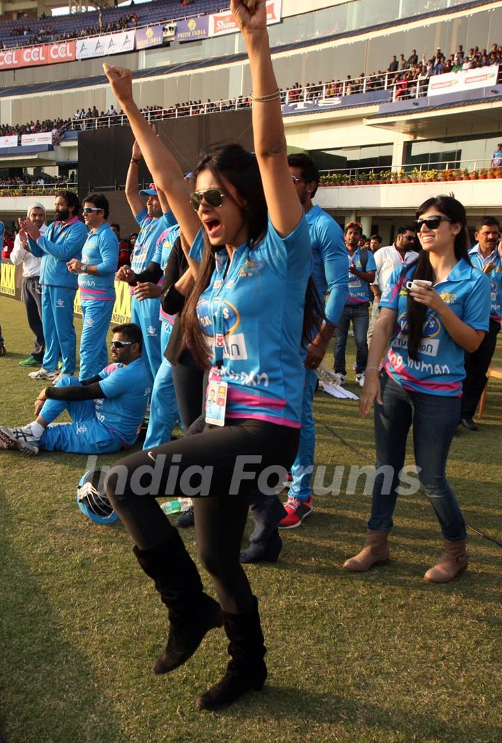 Barkha Bisht Sengupta was snapped cheering at Mumbai Heroes Vs Kerala Strikers Match