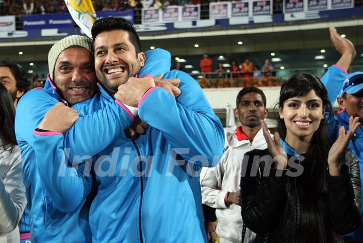 Sohail Khan and Aftab Shivdasani were snapped enjoying at Mumbai Heroes Vs Kerala Strikers Match